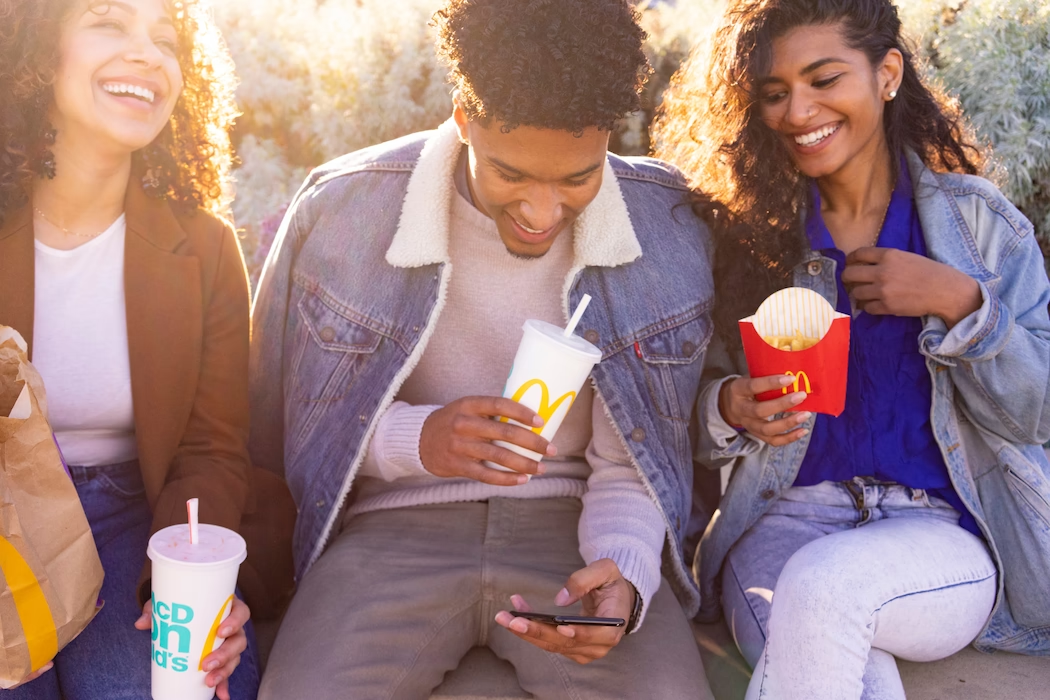 Amis profitant de McDonald's ensemble